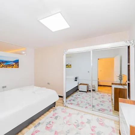 Flat Near In Muratpasa Appartement